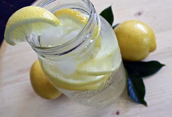 Zitronenwasser trinken – 12 starke Effekte