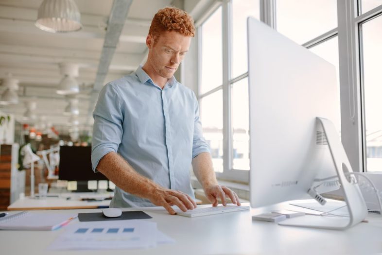 Stehpulte – gesundes Stehen bei der Arbeit